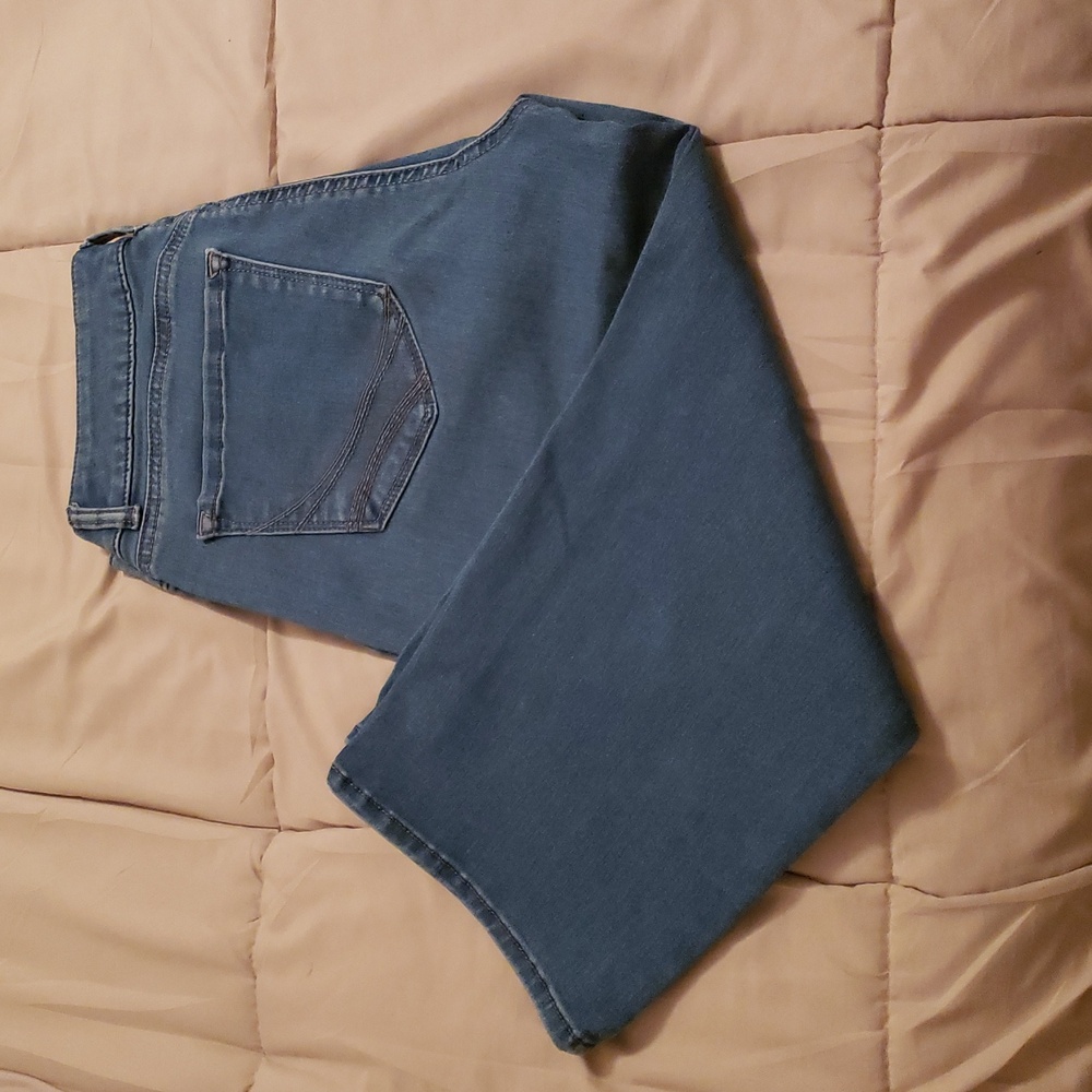 Women's Riders by Lee Blue Denim Crop Jeans Medium Wash Size 10.
